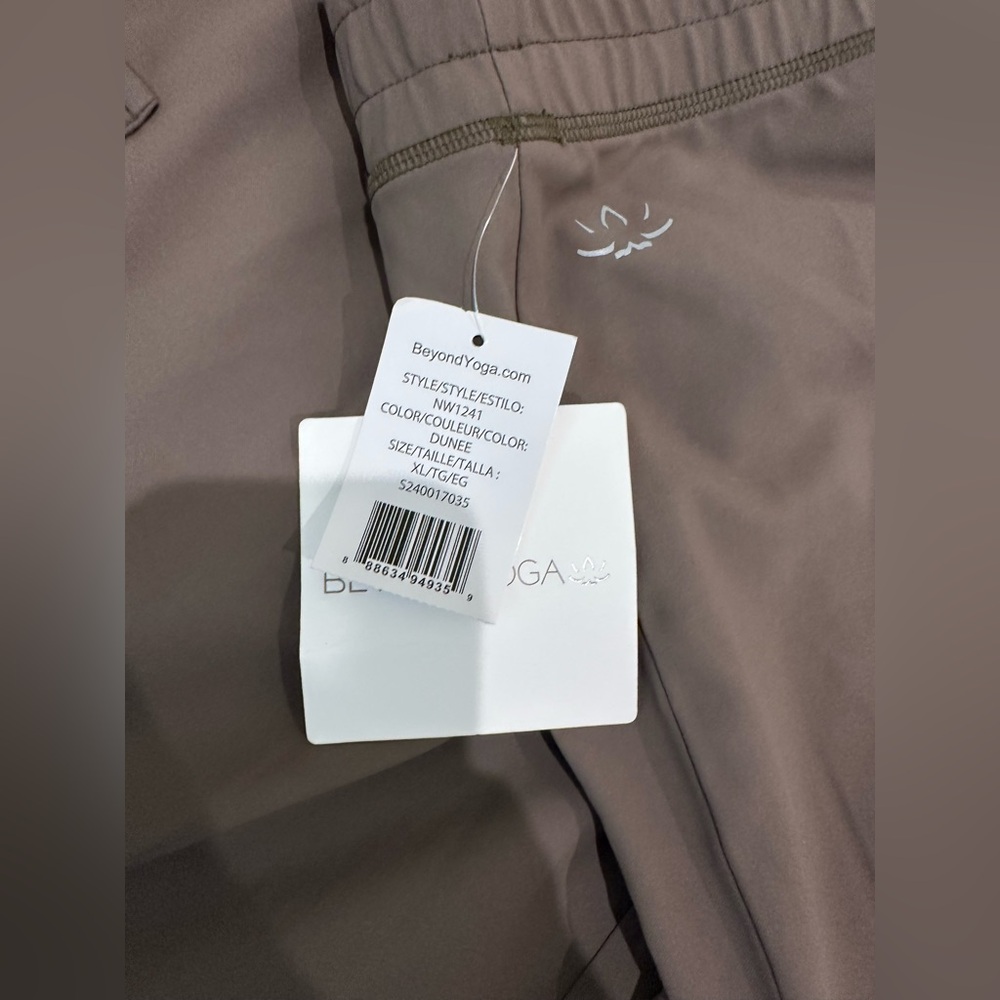 NWT Beyond Yoga Women's City Chic Cargo Pants - Picture 5 of 7